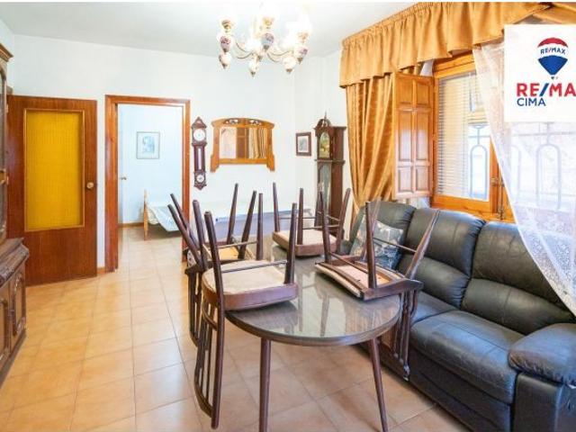GRAN OPORTUNIDAD EN EL CENTRO DE ZÚJAR – VIVIENDA CON EXCELENTES BAJOS COMERCIALES