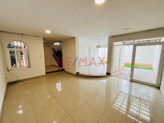 ¡Gran Oportunidad En Surco! Venta De 2 Casas A Precio De Terreno, En Un Area De 450 M² Con Terraza Y Cochera Doble