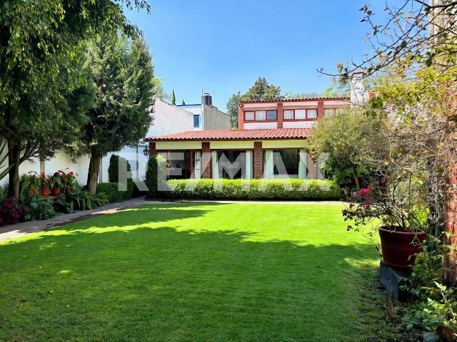 Gran Oportunidad en Tlalpan: Casa en Venta con jardín y uso potencial extraordinario