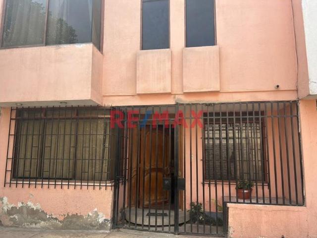 Gran Oportunidad: Espaciosa Casa De 3 Pisos + Azotea En San Miguel