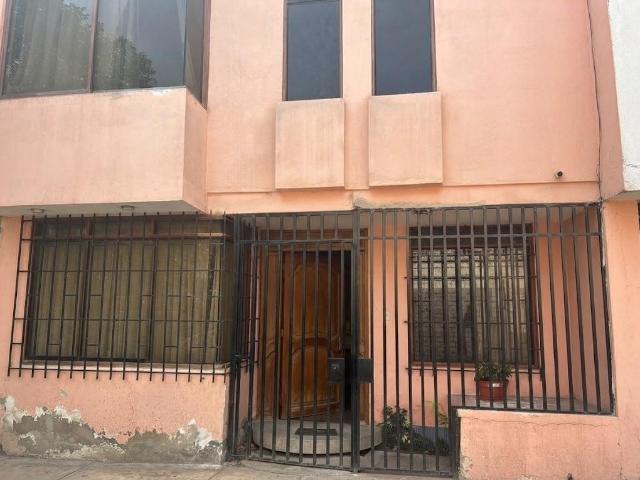Gran Oportunidad: Espaciosa Casa De 3 Pisos + Azotea En San Miguel
