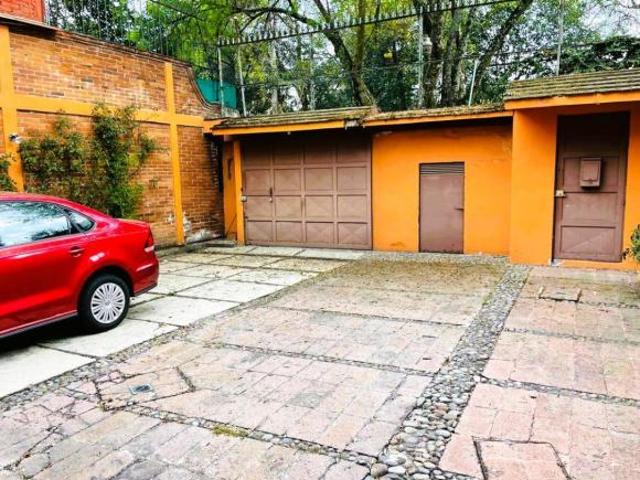 ¡Gran Oportunidad para Remodelar en San Jerónimo! Casa con jardín y terraza