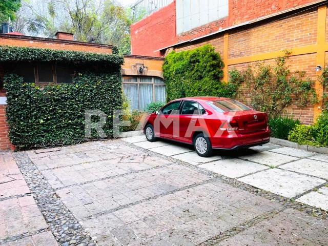 ¡Gran Oportunidad para Remodelar en San Jerónimo! Casa con jardín y terraza