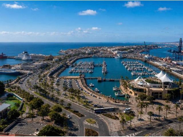 Gran oportunidad: se vende un precioso y espacioso Atico con terraza en la planta superior, cerca del puerto