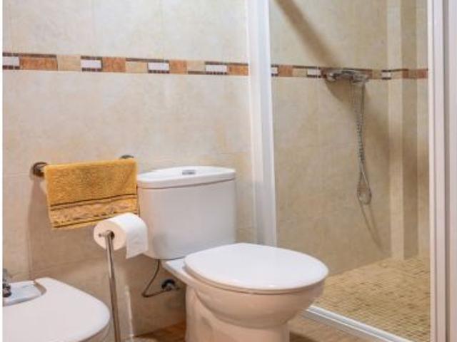 GRAN ADOSADO DE 254 m2 EN ENGUERA CON GARAJE XXL, PATIO Y P