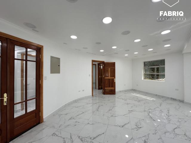 GRAN CASA COMERCIAL, FULL REMODELADA / 215 M2