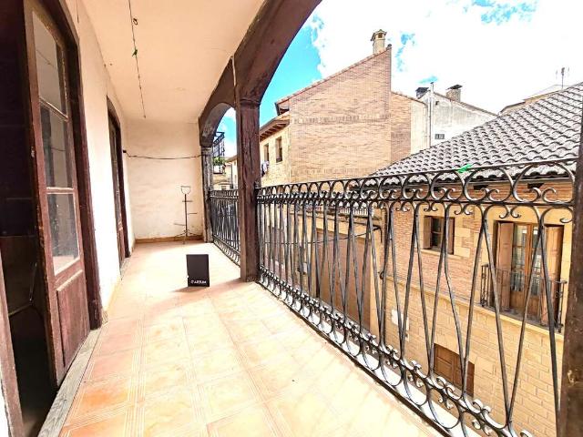 Gran casa con merendero y garaje en Navaridas. !