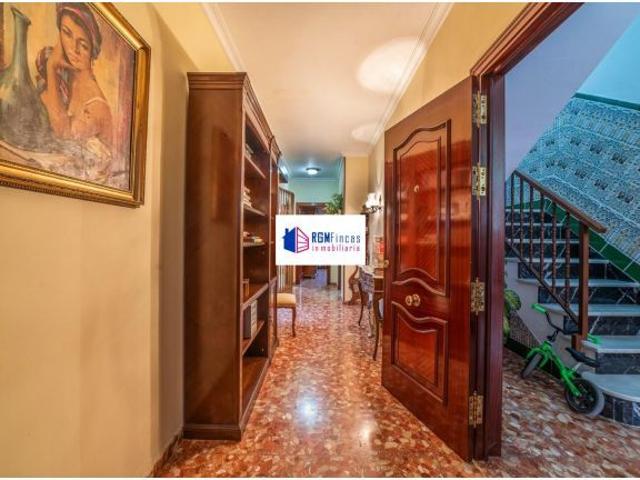 ? GRAN CASA CON DOS VIVIENDAS INDEPENDIENTES, AMPLIO PATIO Y AZOTEA – UNA OPORTUNIDAD ÚNICA PARA FAM