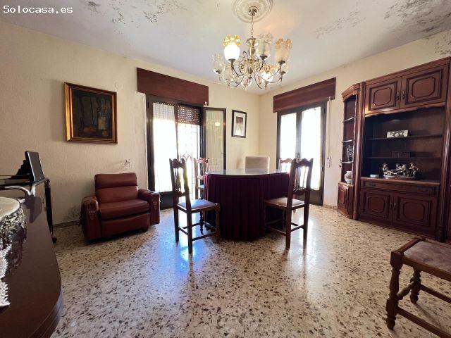 Gran casa con garaje y Local en Plaza Santa Marina