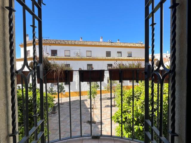 Gran casa con garaje y Local en Plaza Santa Marina