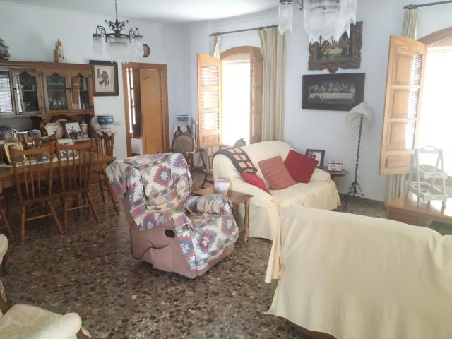 GRAN CASA CON JARDIN Y TERRAZA EN ADRA
