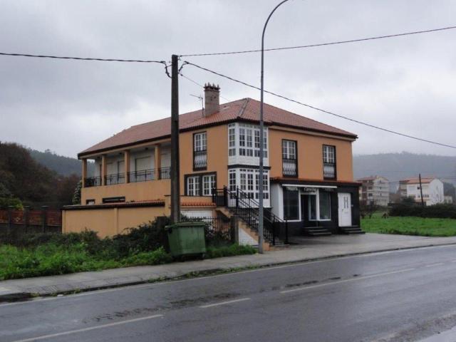 Gran casa con local comercial, peluquería y garaje, en Brens Cee, con finca de 720 m²