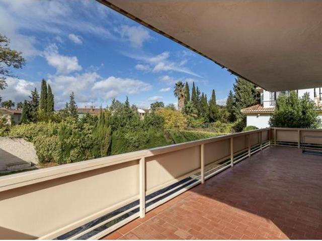 Gran casa con parcela y piscina en Cájar