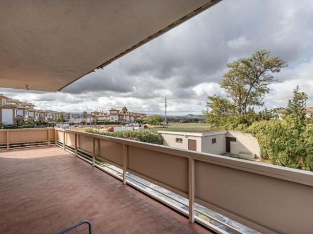 Gran casa con parcela y piscina en Cájar