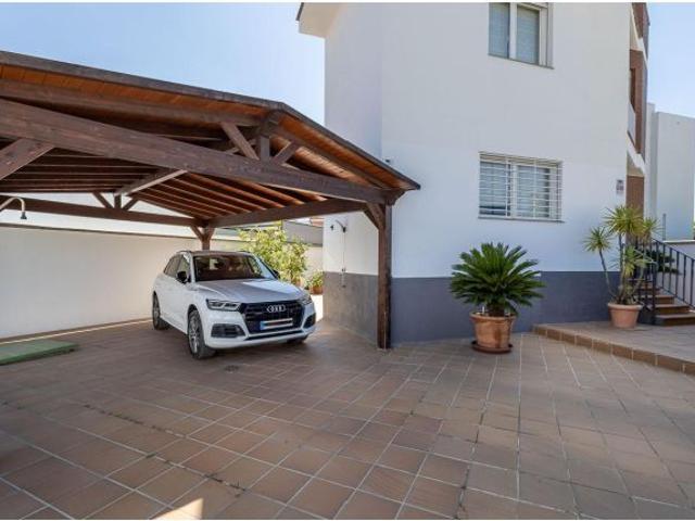 GRAN CASA CON PISCINA EN HUETOR VEGA