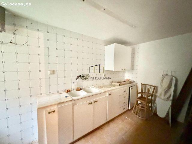 Gran casa de 1890 para reformar completamente en el centro de Torrelles de Foix con patio de 100 m2