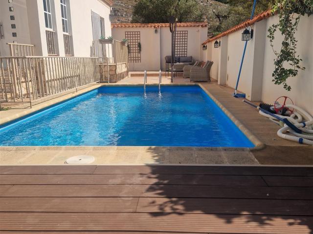 Gran casa de 7 dormitorios con licencia turística también un. 600m² Quesa