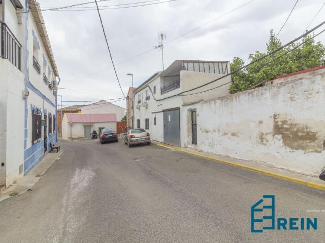 Gran casa de pueblo en el centro de Recas: 414 m² de parcela con patio central, gran patio trasero y un sinfín de posibilidades