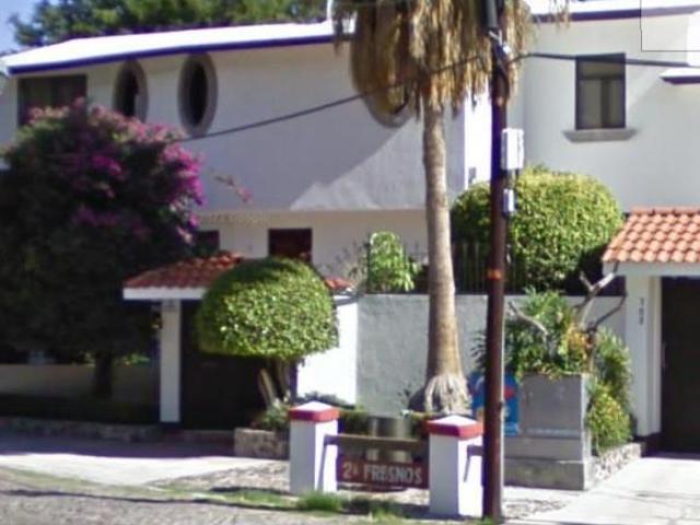 Gran casa en 2a. de Fresnos Jurica Queretaro con alberca