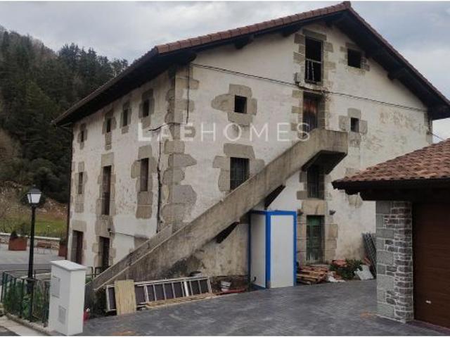 Gran Casa en Albiztur: Espacio, Luz y Naturaleza para tu Proyecto