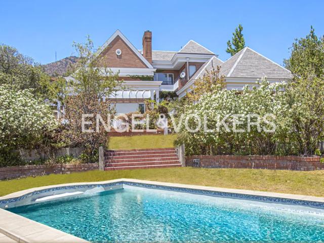 Gran Casa En Arriendo Quinchamalí / Las Condes