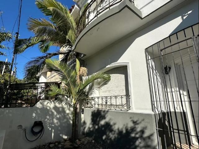 GRAN CASA EN BARRIO JUNIORS 4 DORM DPTO MONOAMBIENTE INTEGRADO