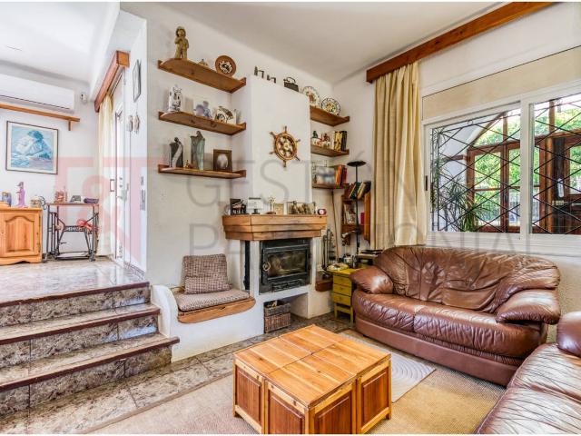 Gran casa familiar con jardín, piscina y múltiples rincones para disfrutar