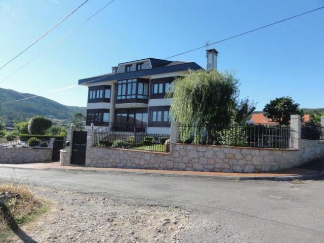 Gran casa soleada con vistas al mar y finca de 1.733 m² en Sardiñeiro Fisterra