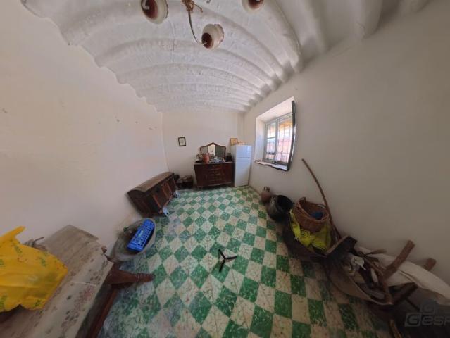 Gran casa señorial de 3 plantas con patio de 30m² y enorme potencial en Béznar!