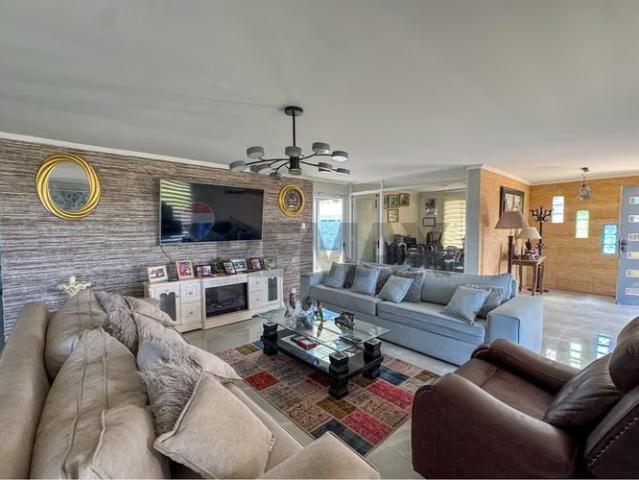 Gran casa vista privilegiada y con local comercial | 5 dormitorios por 18900.00 en El Monte