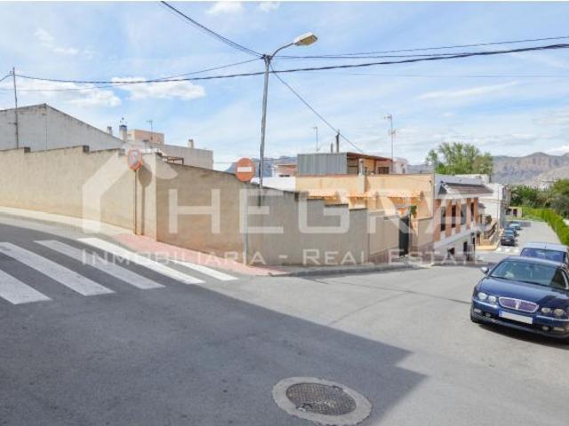 GRAN CHALET EN ESQUINA DE 333m2 EN ORIHUELA, ZONA ARNEVA. CON POSIBILIDAD DE ADQUIRIR 400m2 DE SOLAR