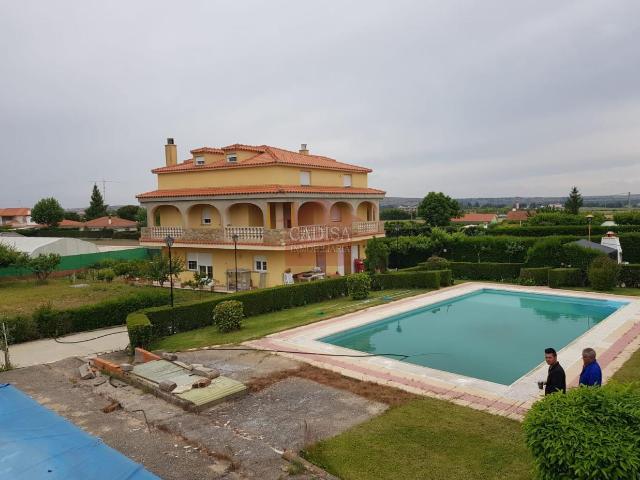 GRAN CHALET INDEPENDIENTE EN PELABRAVO