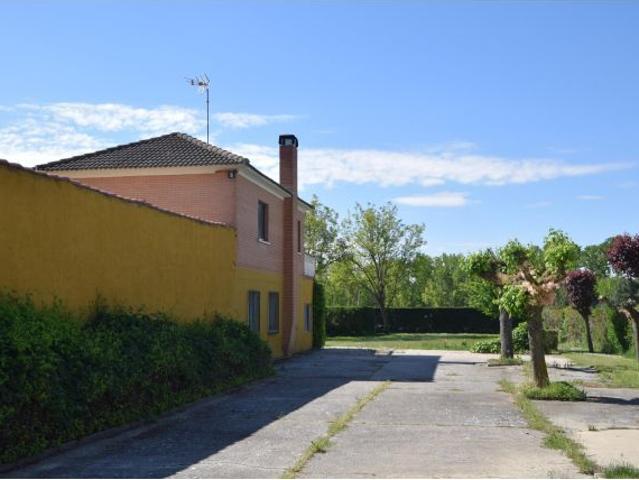 Gran finca con vivienda y merendero en Puente Duero
