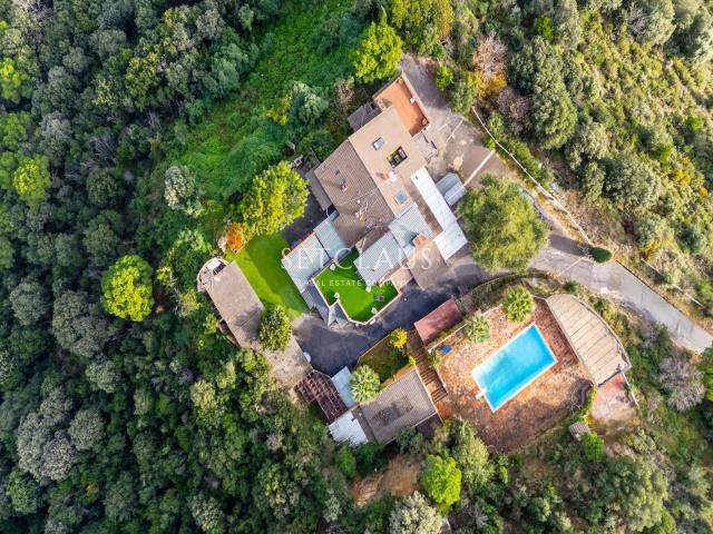Gran finca con 3 viviendas, piscina y una gran parcela en Al. 851m² Alella