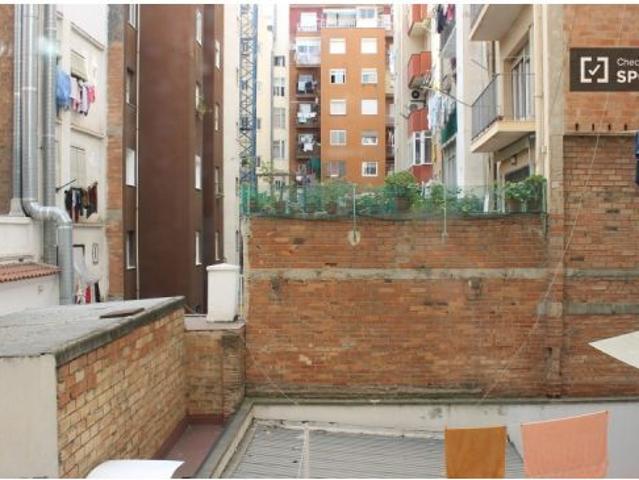 Gran habitación con armario independiente en el piso compartido, Eixample