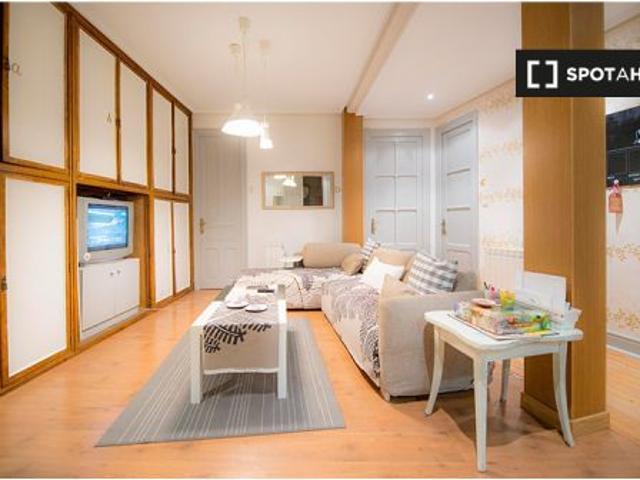 Gran habitación con balcón en piso compartido, Casco Viejo