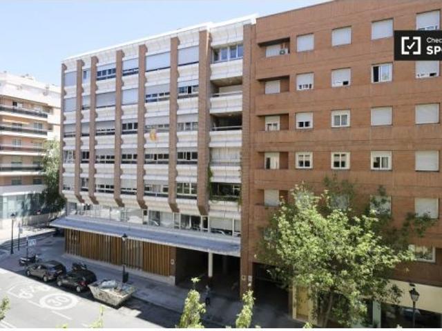 Gran habitación con baño privado para alquilar en residencia en Trafalgar