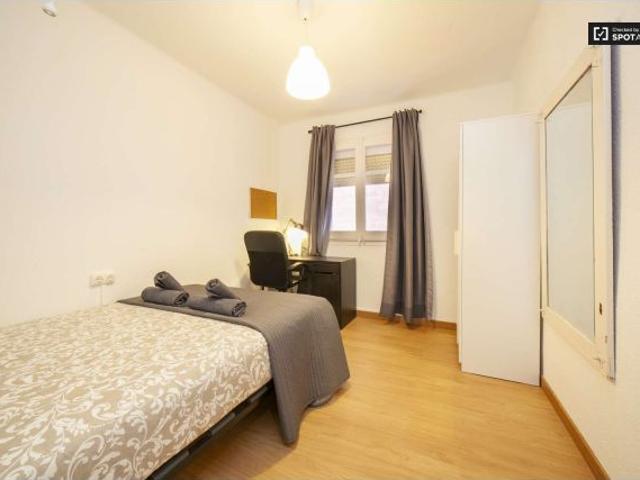 Gran habitación con cama doble en alquiler en L' Hospitalet de Llobregat