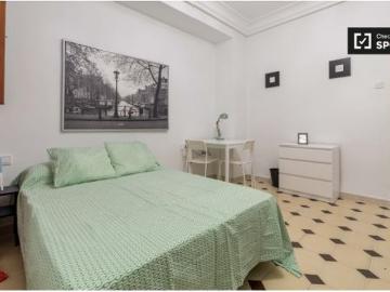 Gran habitación con cama doble en alquiler en Quatre Carreres