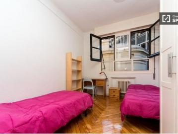 Gran habitación con escritorio en piso compartido, Malasaña