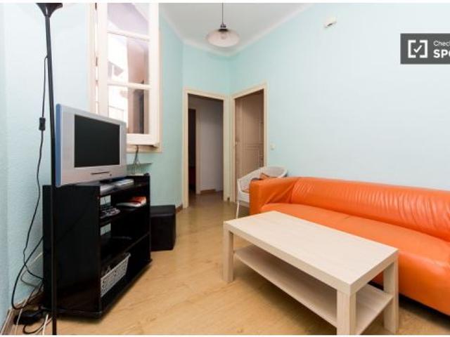 Gran habitación con escritorio en piso compartido, Malasaña