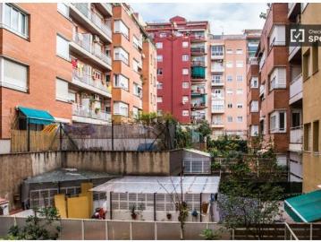 Gran habitación con escritorio en piso compartido, Horta Guinardó