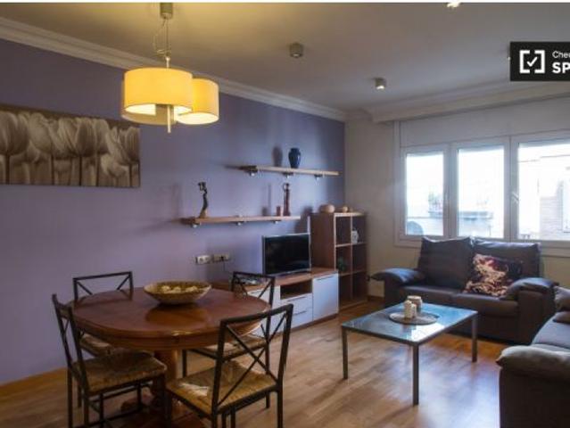 Gran habitación con escritorio en un apartamento de 4 dormitorios, Horta Guinardó