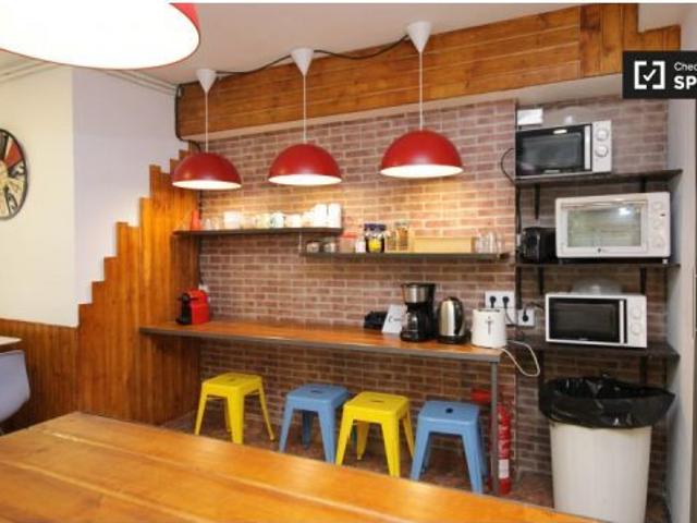 Gran habitación con llave independiente en piso compartido, Eixample
