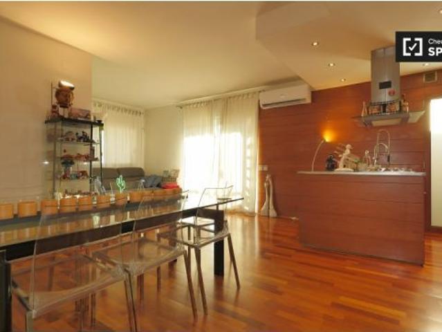 Gran habitación en apartamento de 3 dormitorios en Horta Guinardó