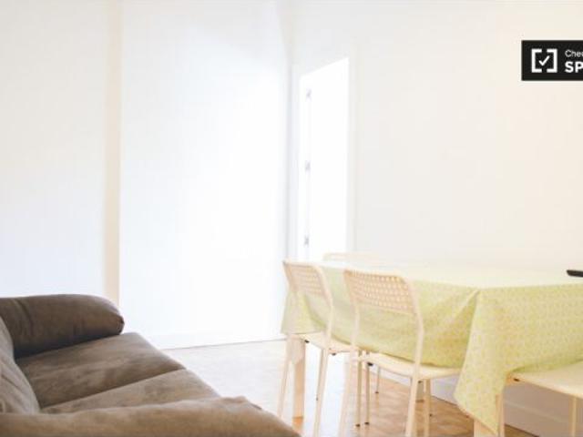 Gran habitación en piso compartido en Imperial
