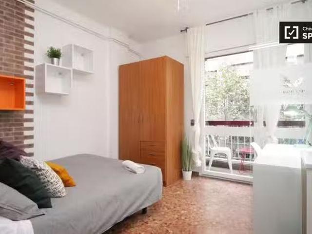 Gran habitación en piso compartido por Eixample, Barcelona