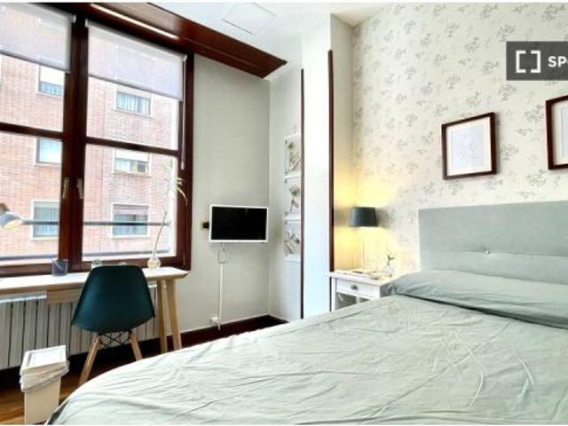 Gran habitación en un apartamento de 5 dormitorios, Abando