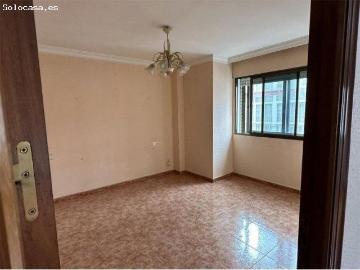 Gran Piso con Garaje, Trastero y Azotea en La Trinidad, Málaga – Ideal para Reformar y Potenciar su
