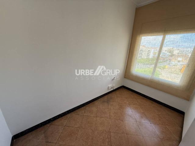GRAN PISO DE 5 HABITACIONES CON TERRAZA Y LOCAL PARKING EN SIGLO XX